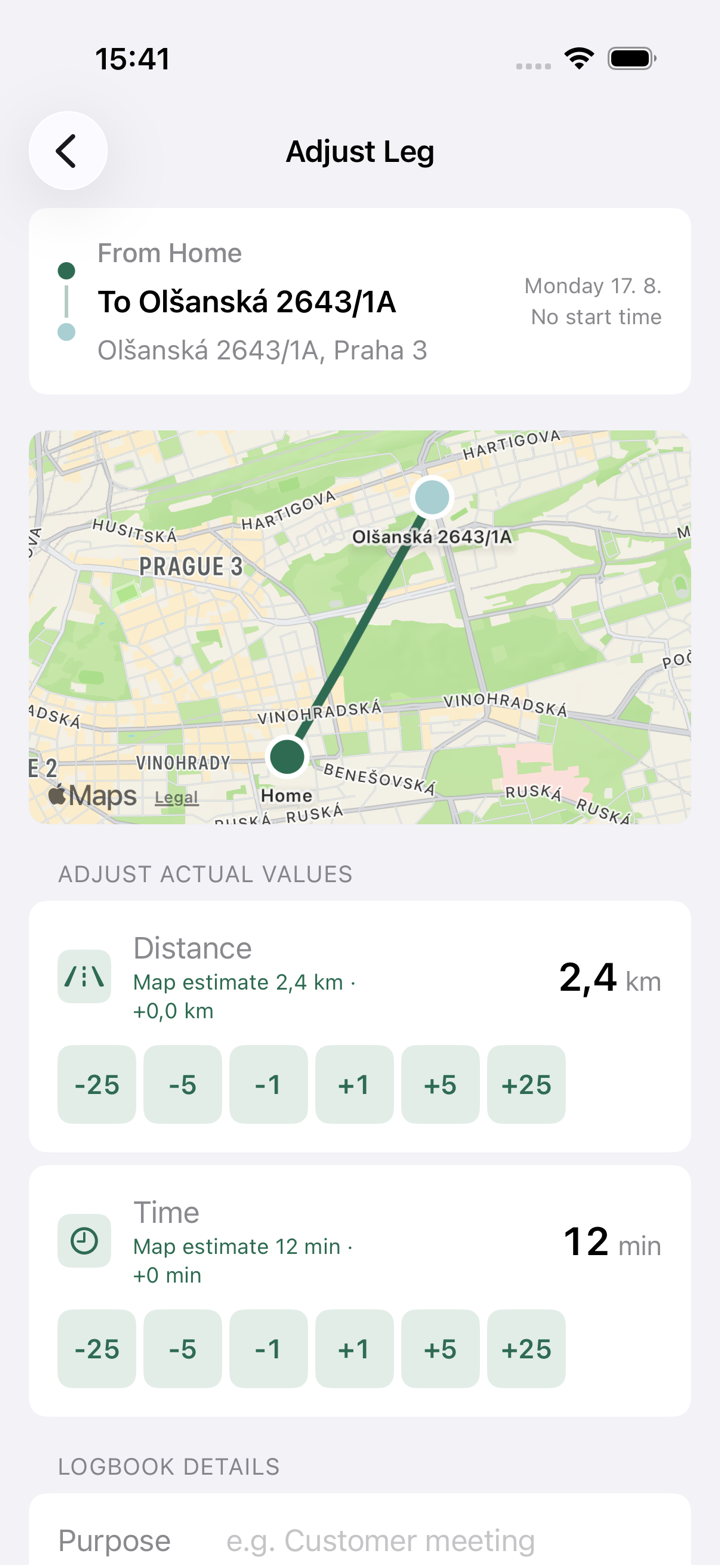 Skutečná obrazovka aplikace Trasomat: Zkontrolujte kilometry. Mapy Google navrhnou trasu, čas a kilometry. Tlačítky je srovnáte s tachometrem a skutečným příjezdem.